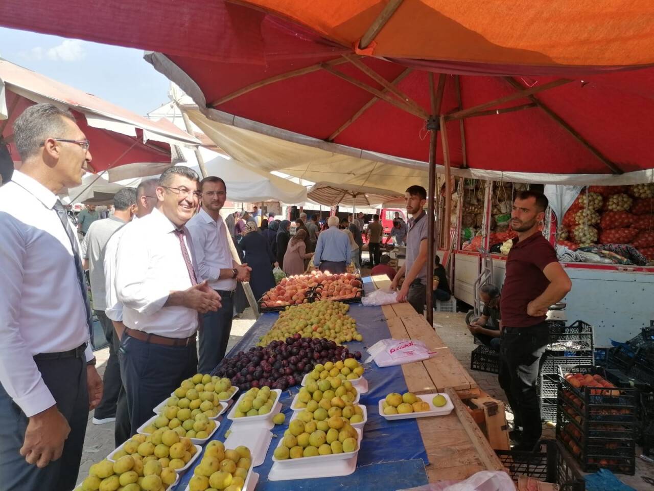 Ekici, Yunak pazar yerini sordu
