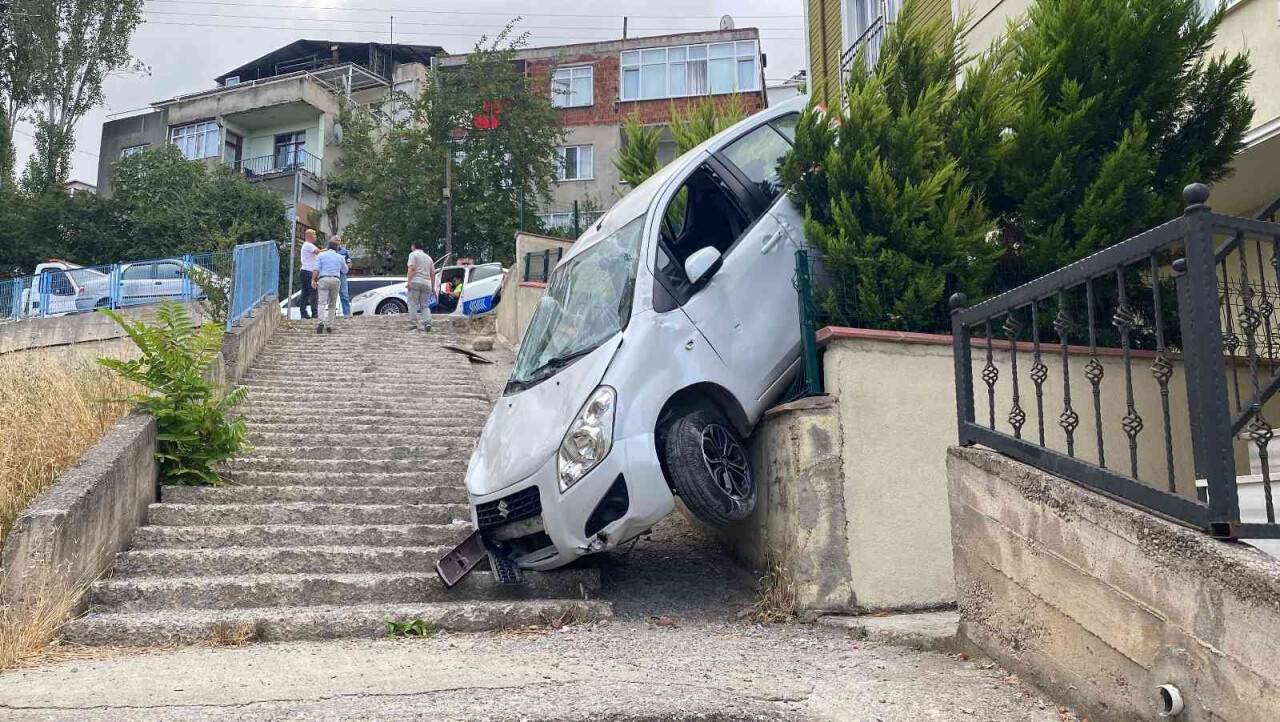 Otomobili ile merdivenlerden indi kazayı yara almadan atlattı