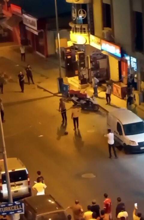 Esenyurt’ta dehşet dolu anlar: Döner bıçağıyla ortalığı birbirine kattı