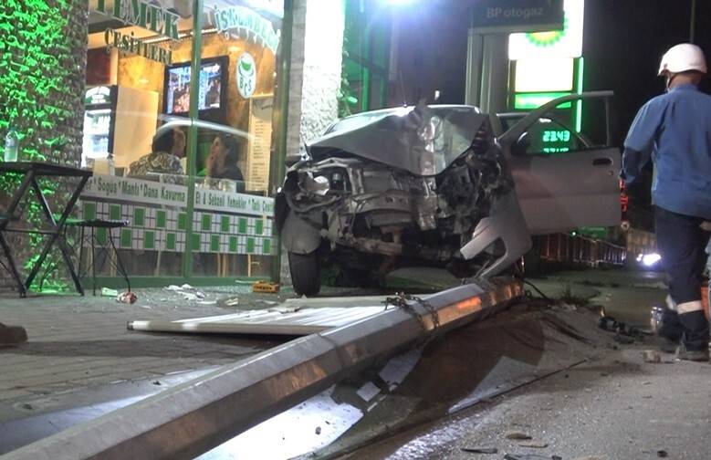 Kontrolden çıkan otomobil aydınlatma direğine böyle çarptı: 3  yaralı