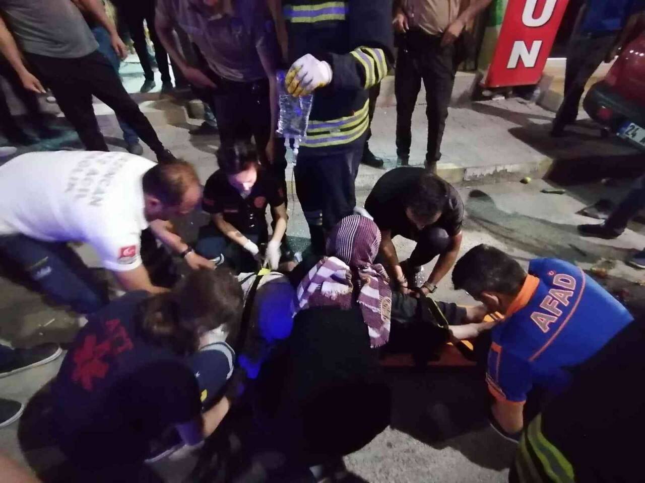 Kazada otomobilde sıkışan sürücüyü ekipler kurtardı