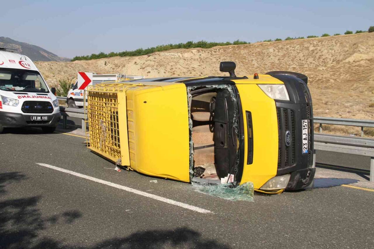 Düğünden dönen minibüs yan yattı: 14 yaralı