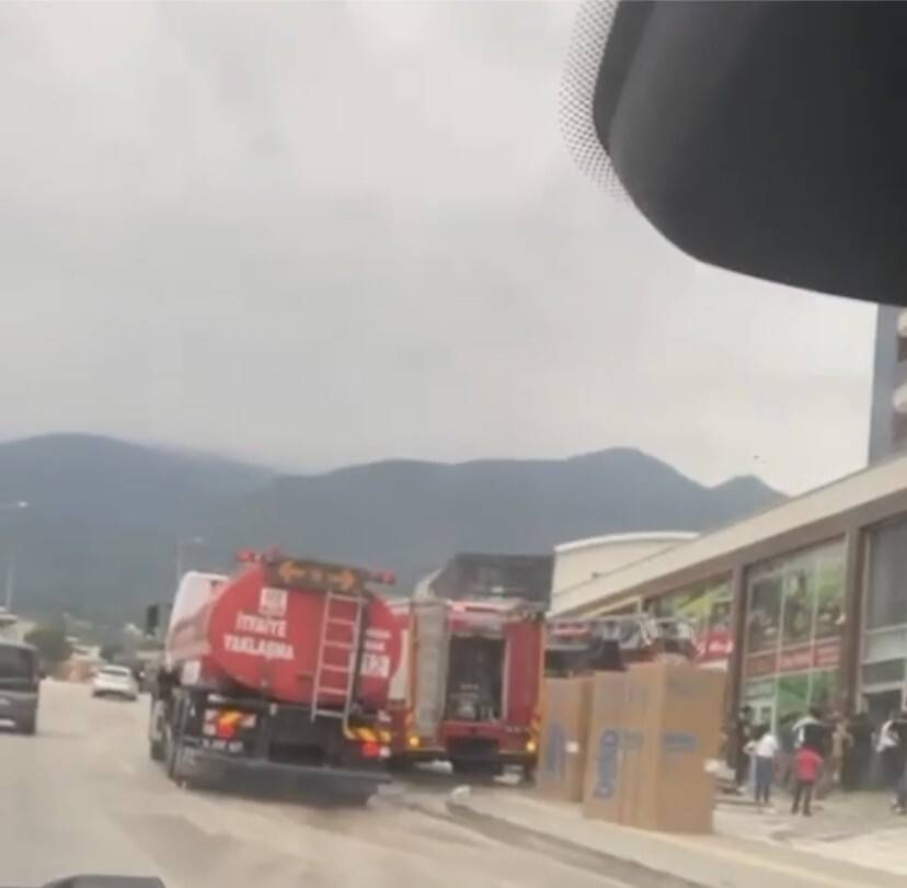 Mobilya dükkanı alev alev yandı