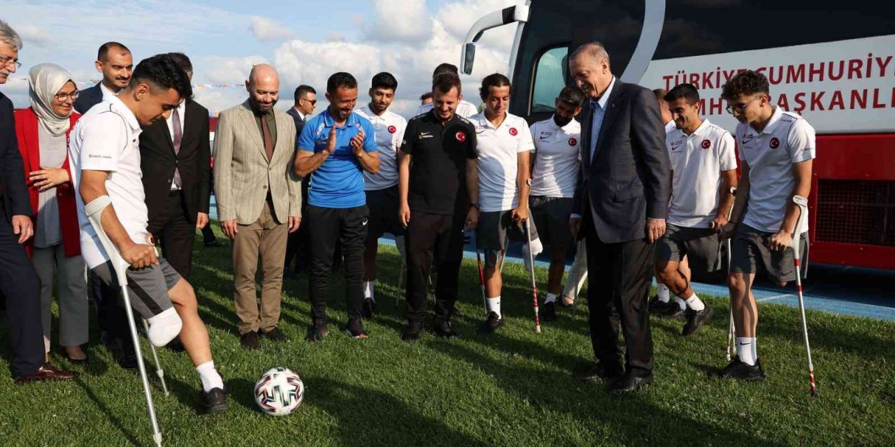 Cumhurbaşkanı Recep Tayyip Erdoğan, Ampute Futbol Takımı’nı ziyaret etti