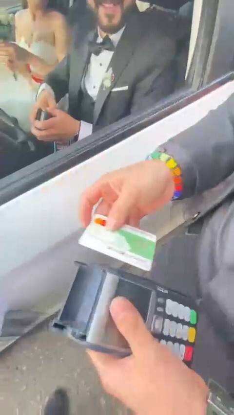 Düğün konvoyunda pos cihazı ile bahşiş