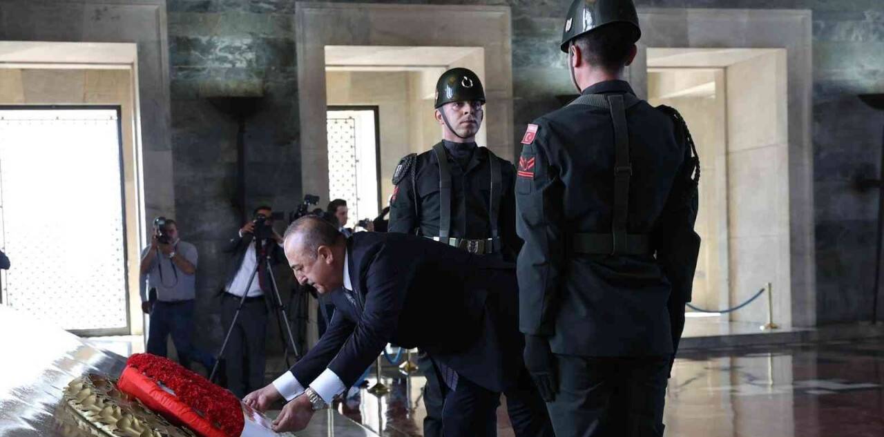 Bakan Çavuşoğlu 13. Büyükelçiler Konferansı öncesi Anıtkabir’i ziyaret etti
