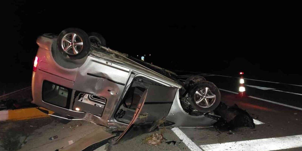 Konya’da hafif ticari araç devrildi: 3 yaralı