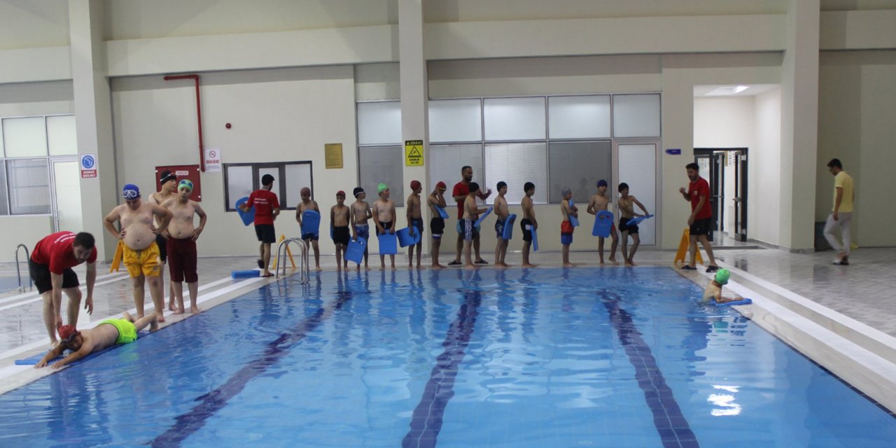Karapınar'da çocuklar yüzme öğreniyor