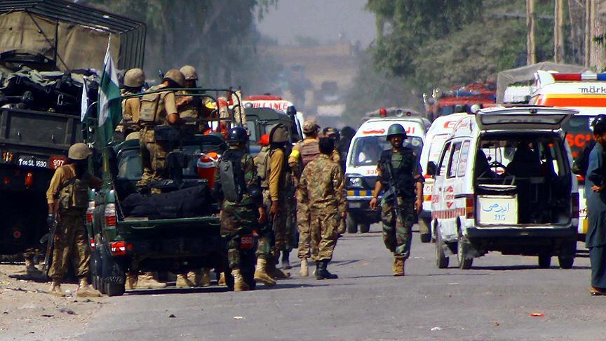 Pakistan'da askeri konvoya intihar saldırısında 4 asker öldü