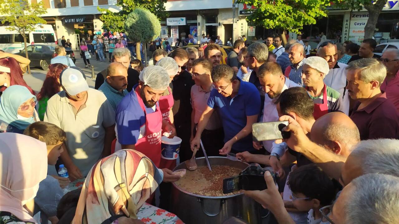 Gelecek Partisi aşure dağıttı