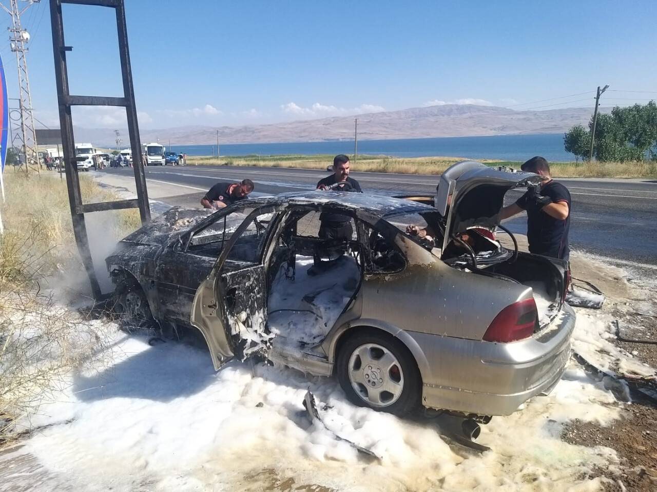 Kamyonetle çarpışan otomobil alev alev yandı