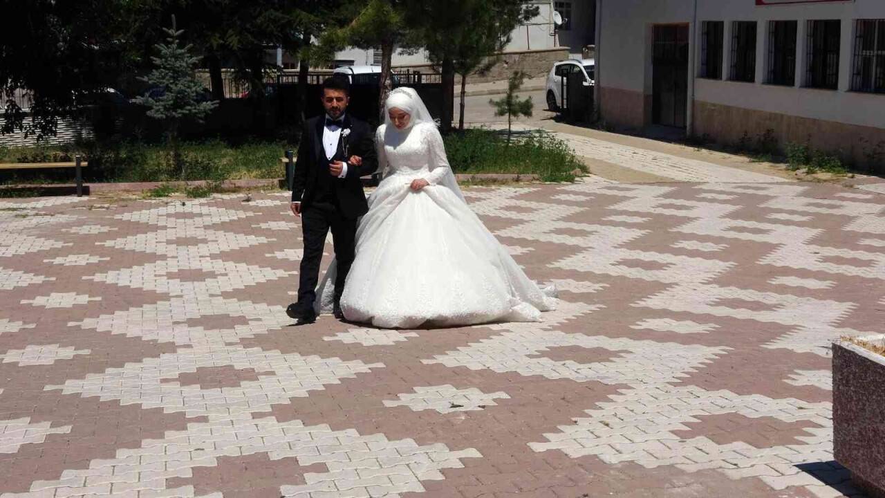 Öğretmenlik mülakatına gelinliği ile girdi