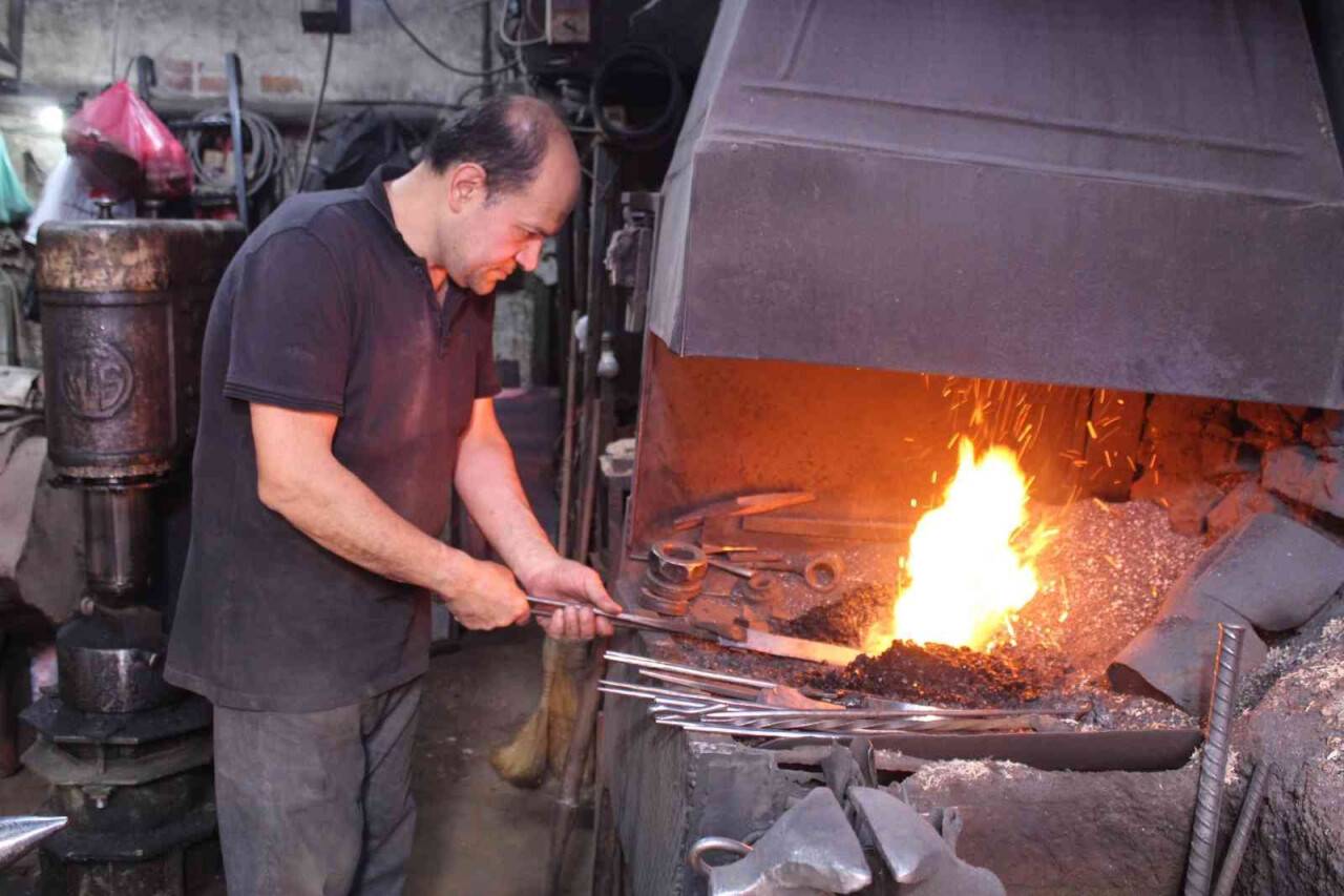 Osmanlı döneminden kalan demirci dükkanı, internet satışıyla çağa ayak uydurdu