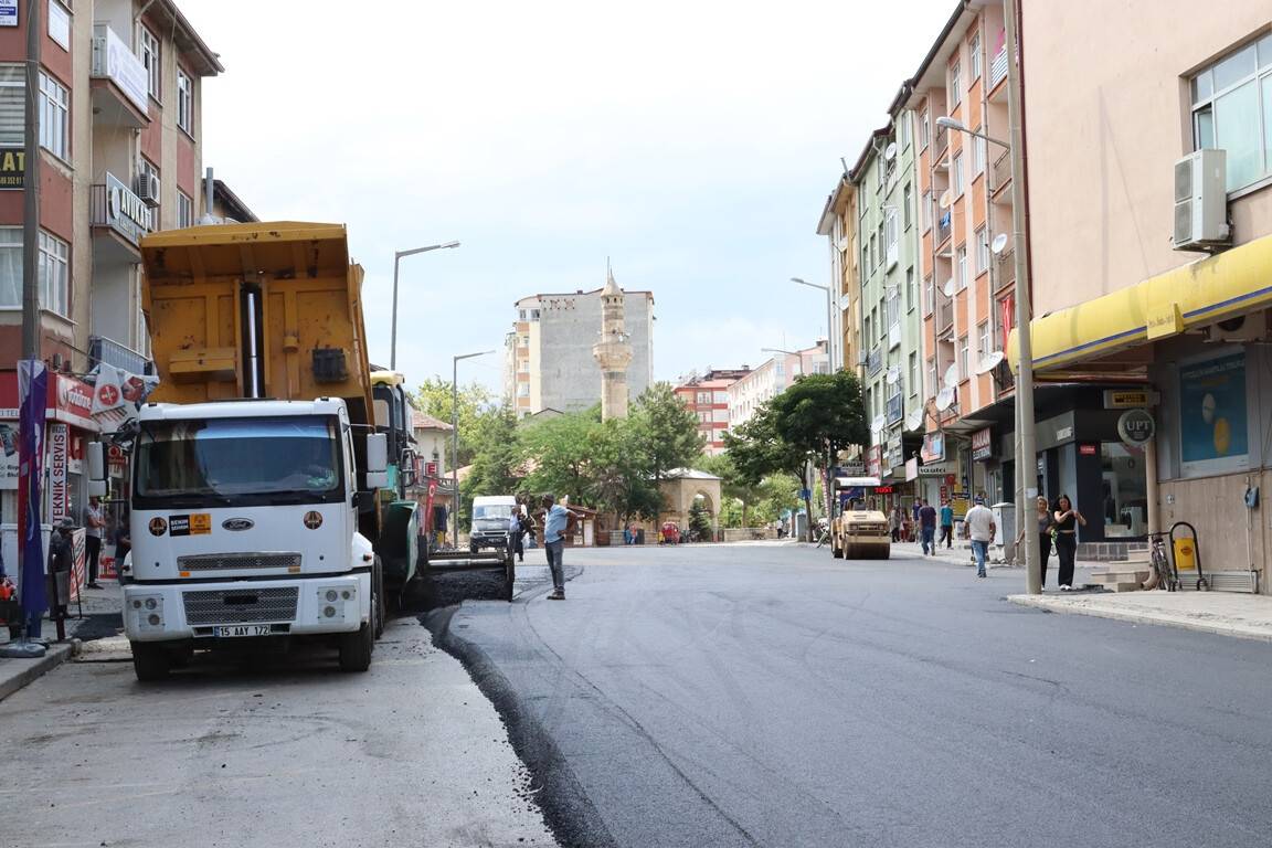 Merkez mahallelerde sıcak asfalt serimi
