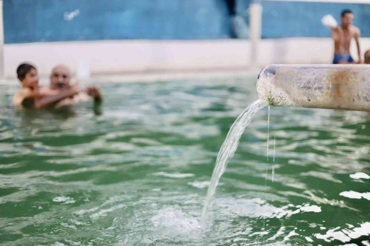 Kavurucu sıcakta 40 dereceyi bulan Diyadin Kaplıcaları’nda şifa arıyorlar