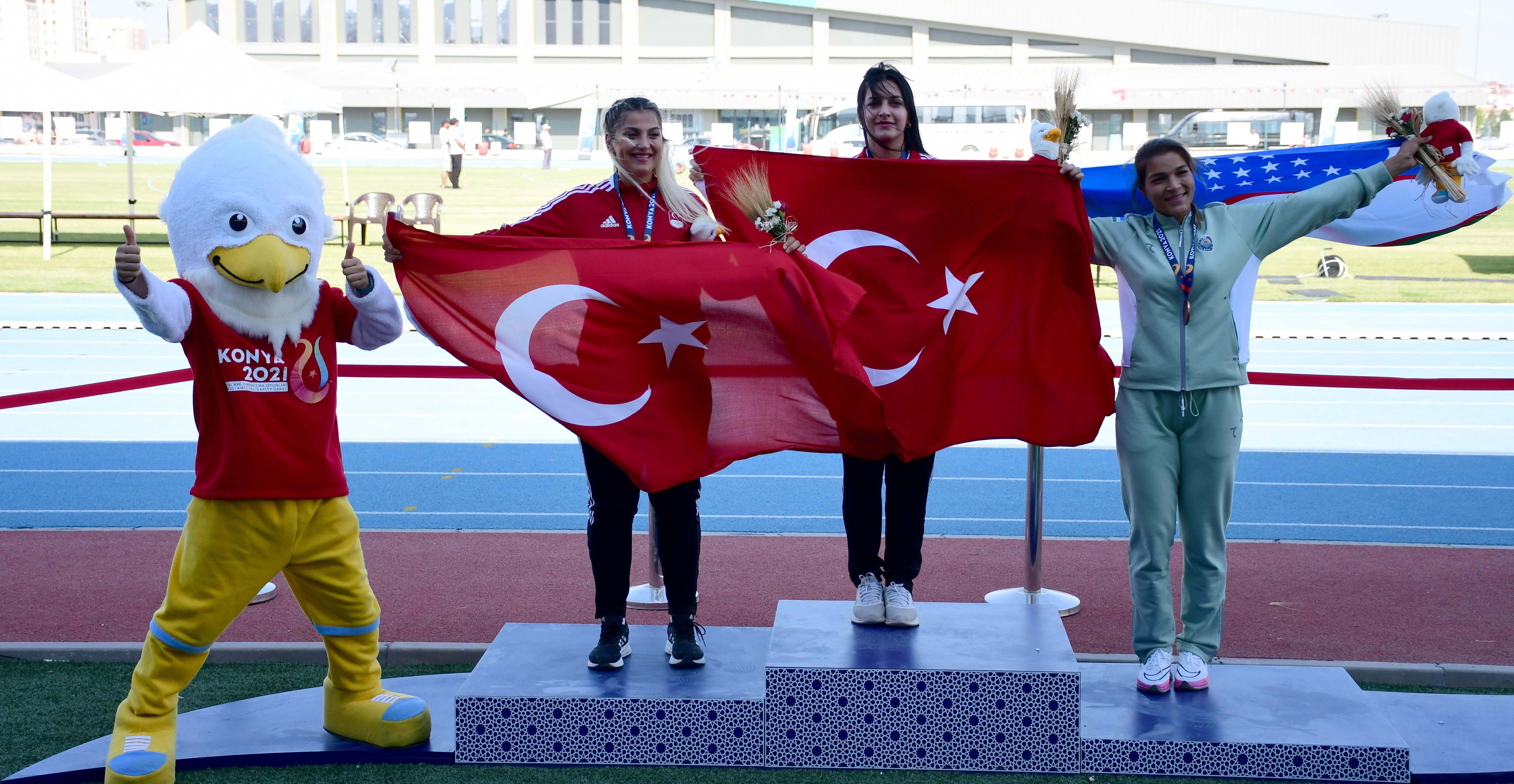Esra Türkmen ve Eda Tuğsuz madalyalarını aldı
