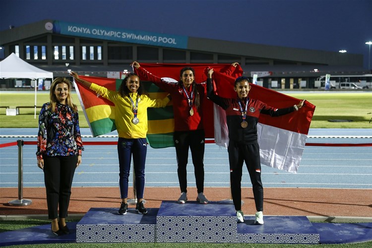 Kadınlar 100 metre engellide şampiyon Şevval Ayaz