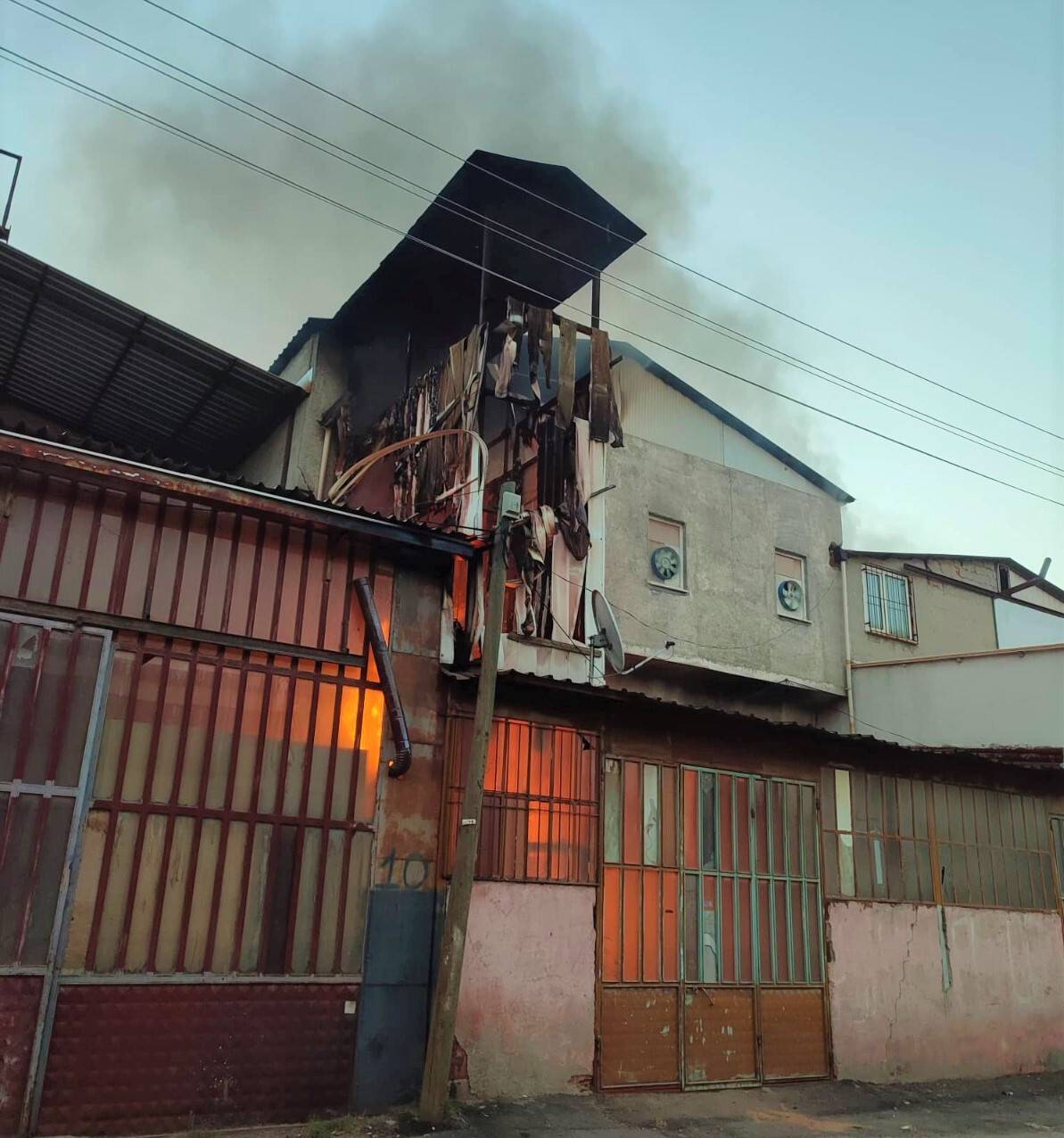 Marangoz atölyesi alev alev yandı