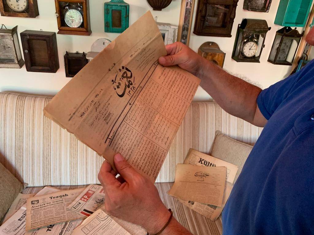 Koleksiyoner asırlık gazeteleri muhafaza ediyor