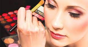Kadınların son gözdesi kalıcı makyaj