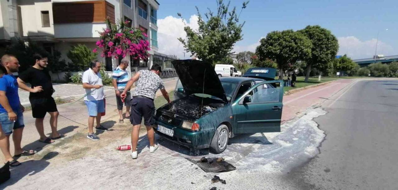 Yanan otomobilden, eşi ve çocuklarını çıkardı