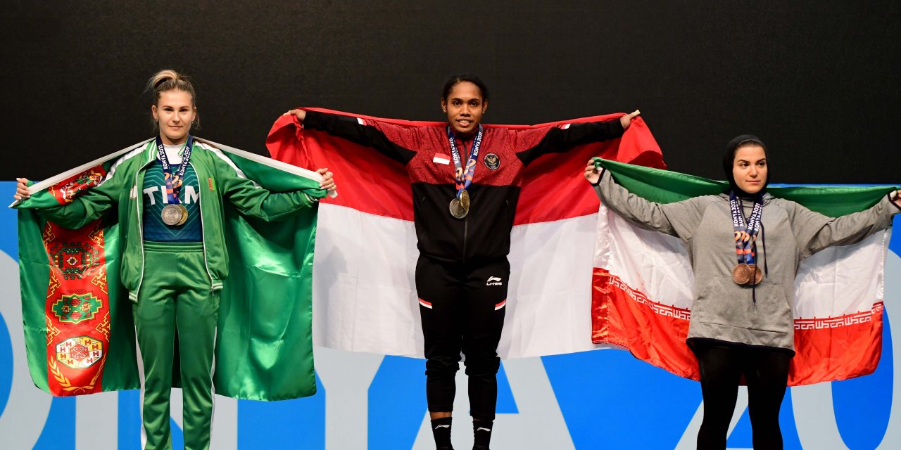 Kadınlar halterde 55 kiloda Endonezyalı Beteyob şampiyon