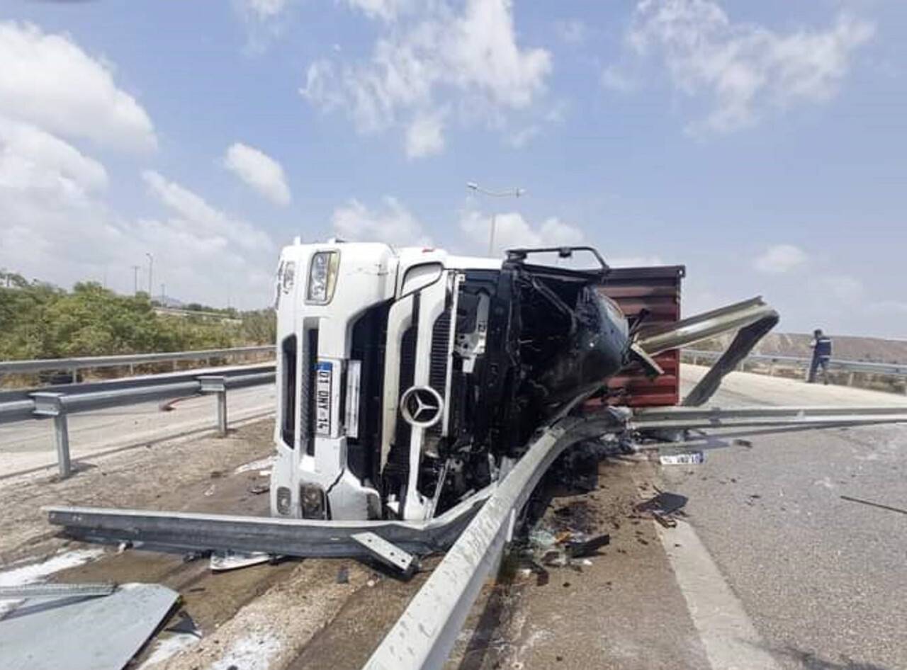 Otoyolda refüje çarpıp devrilerek yanan tırın sürücüsü öldü.