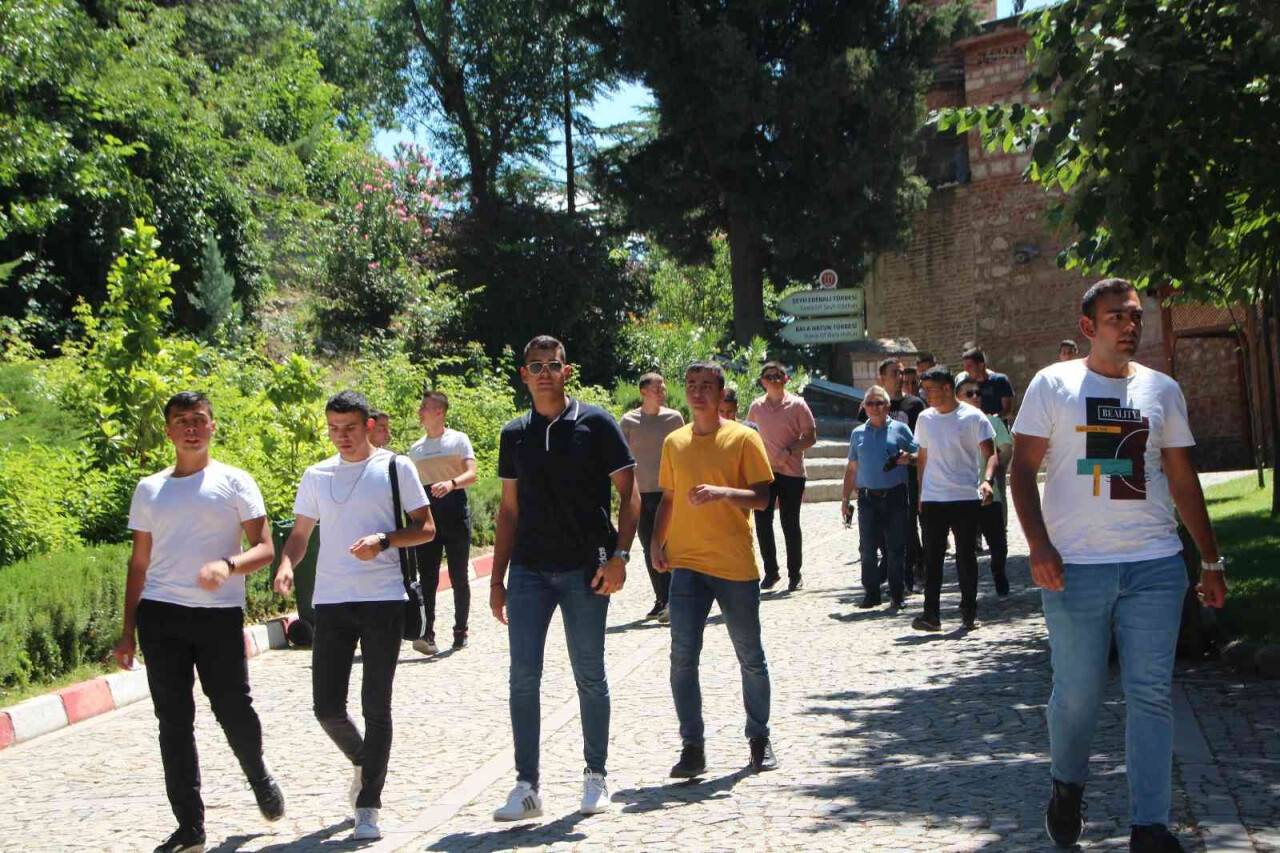 Aileleriyle kavuşan askerler gözyaşlarına hâkim olmadı