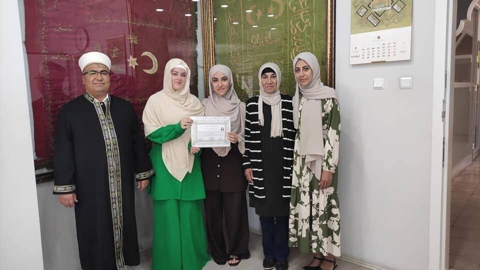 21 yaşındaki genç kız aradığı huzuru İslam’da buldu