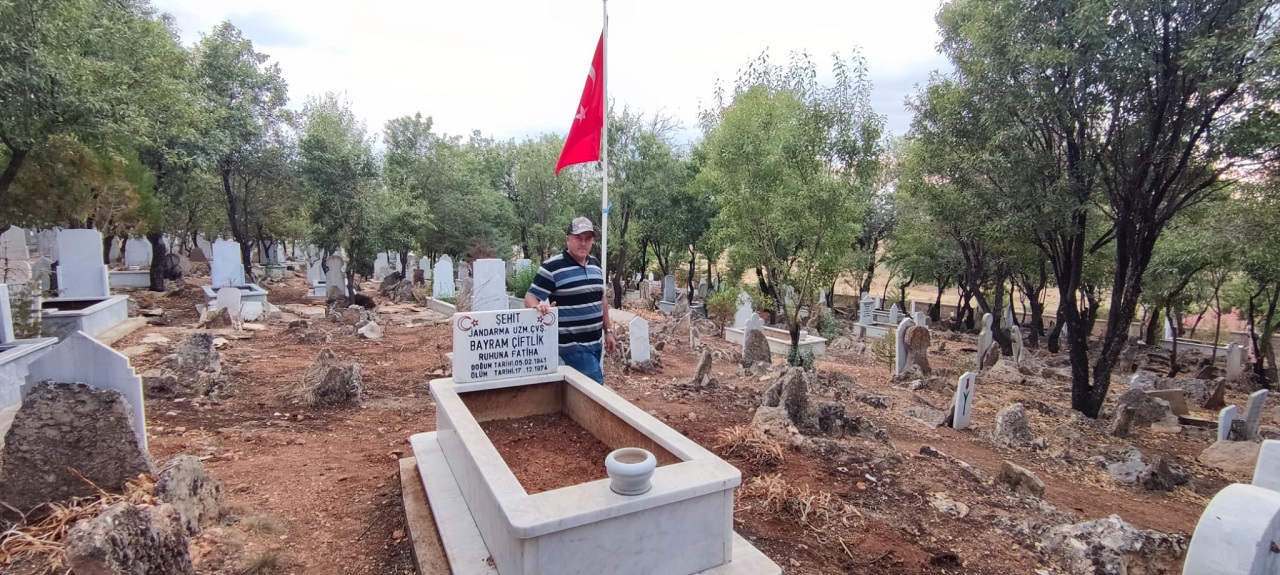 Beyşehir'de bir kişi şehit mezarlarının başına direk yerleştiriyor