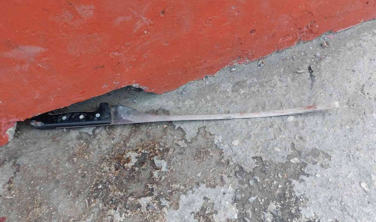 Bıçaklı saldırıda ağır yaralandı, kanlı döner bıçağı acil servis önünde bulundu