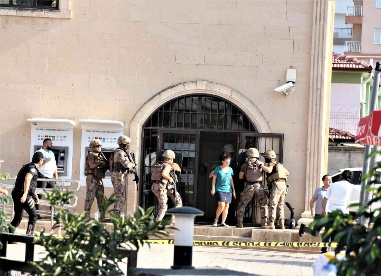 Banka müdürü ve çalışanlarını rehin alan şahıs tutuklandı
