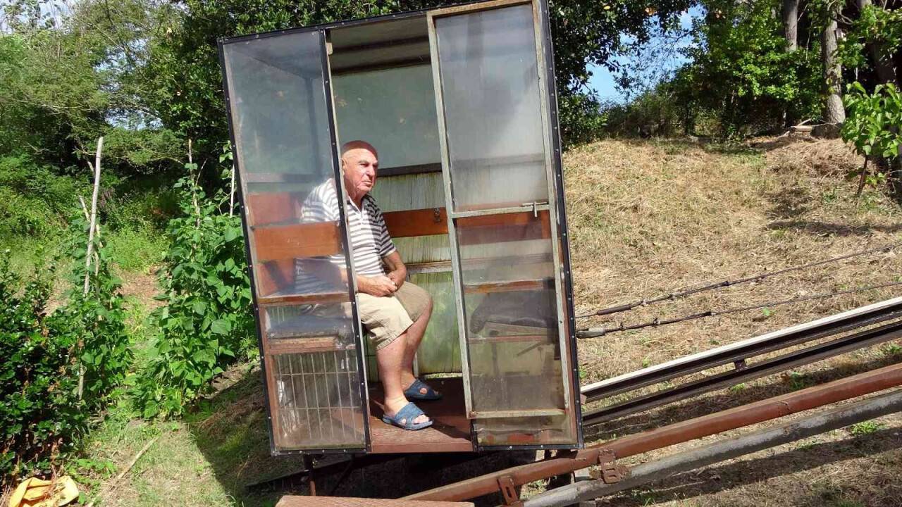 Yokuşun başındaki evine raylı sistem ile gidiyor