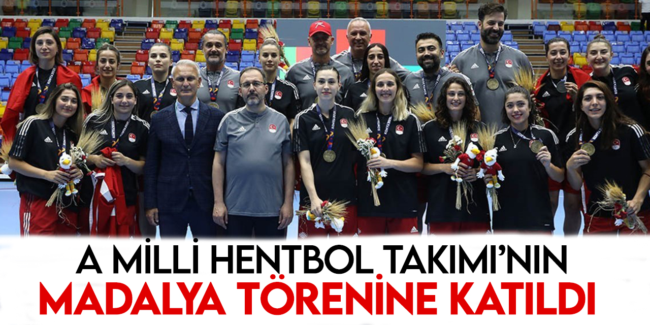 Bakan Kasapoğlu A Milli Kadın Hentbol Takımı ile A Milli Erkek Hentbol Takımı'nın madalya törenlerine katıldı