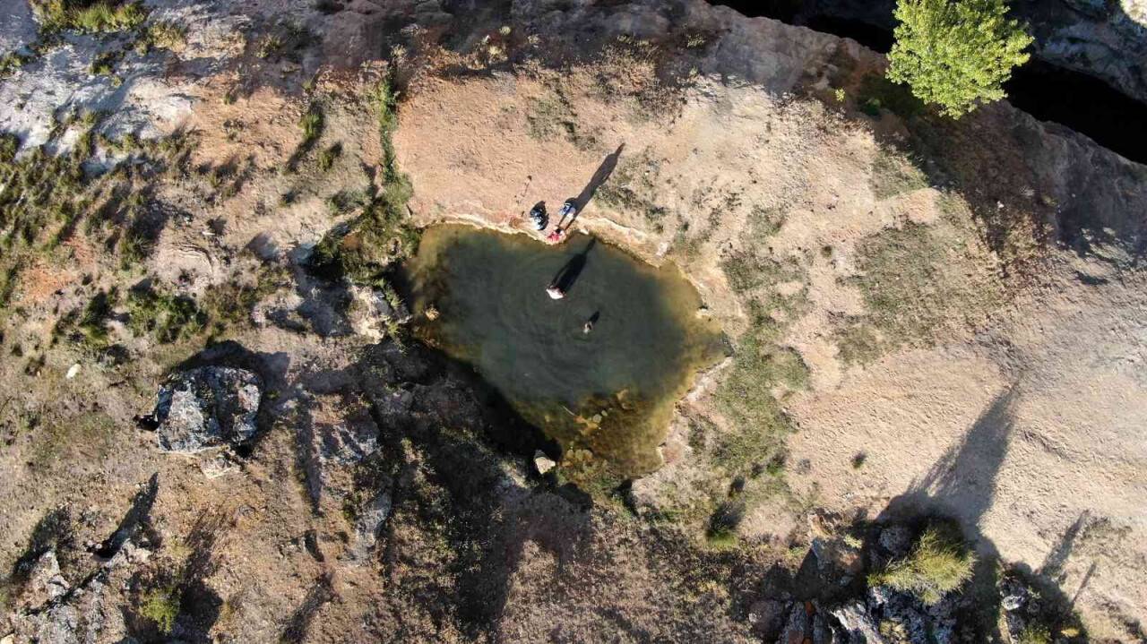 Uçurumun kenarındaki bu göl uyuzlara çare oluyor