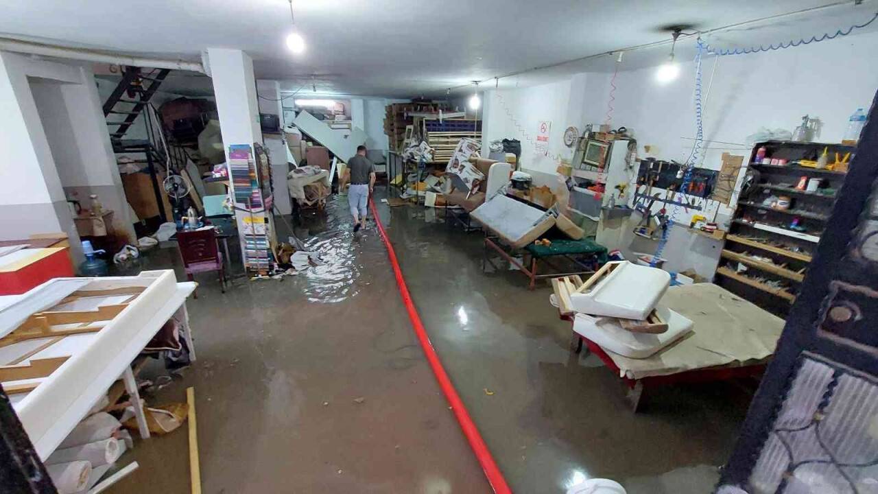 Avcılar’da ev ve iş yerlerini su bastı, yol çöktü