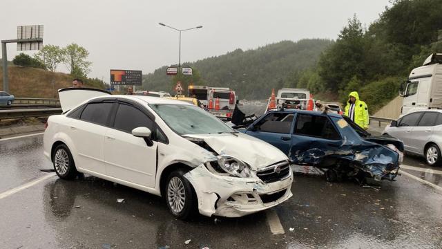 9 aracın karıştığı zincirleme trafik kazasında 2 kişi yaralandı