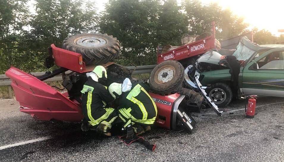 Traktörle kamyonet çarpıştı:11 yaralı