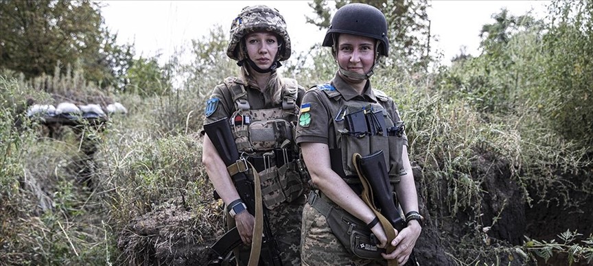 Ukrayna'da kadın askerler de ön cephede savaşıyor