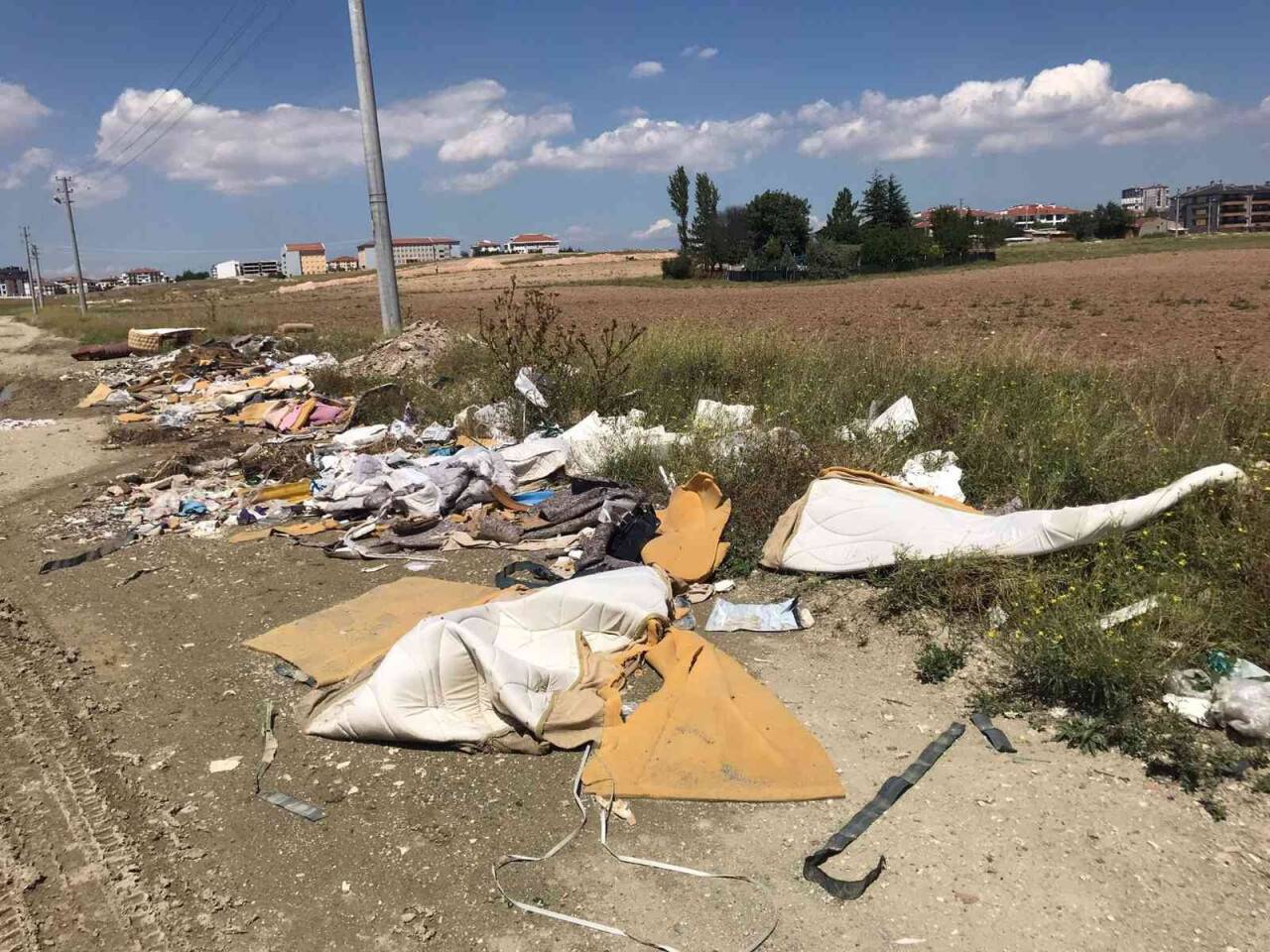 Tarlaları hiçe sayarak çöplerini bıraktılar