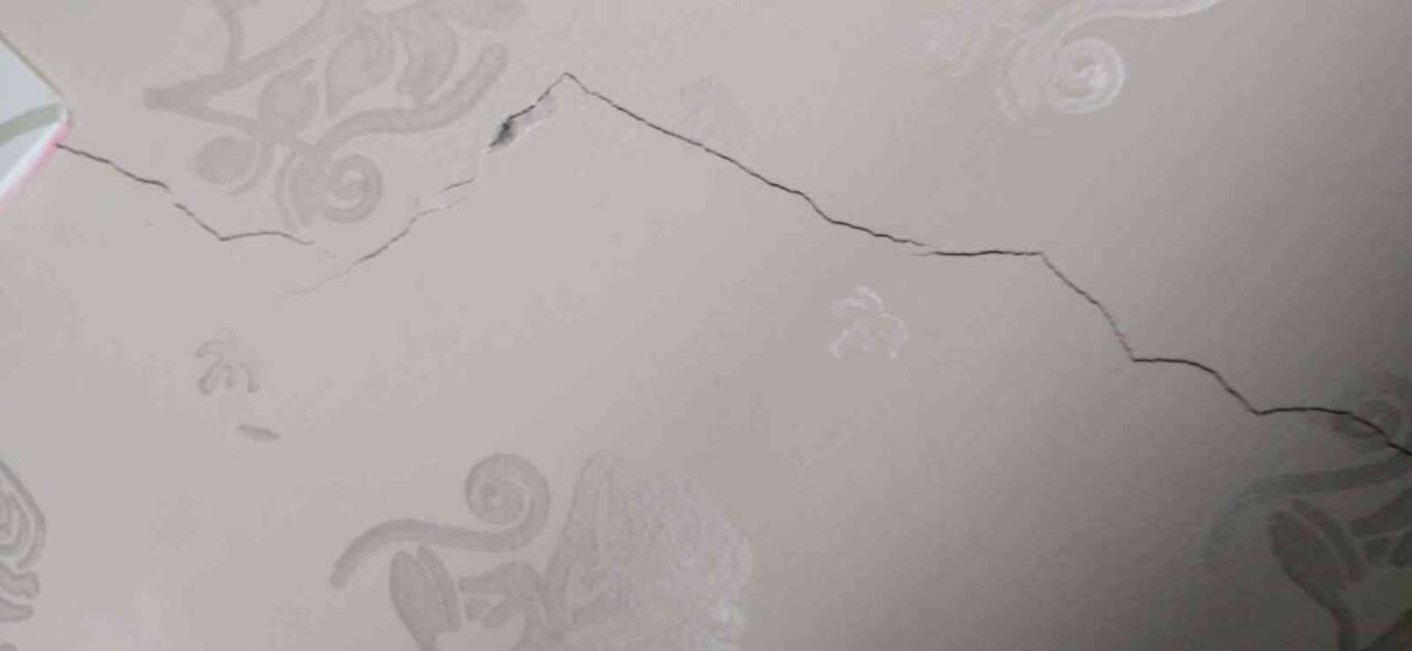 Elazığ’daki depremde bazı binalarda çatlaklar oluştu