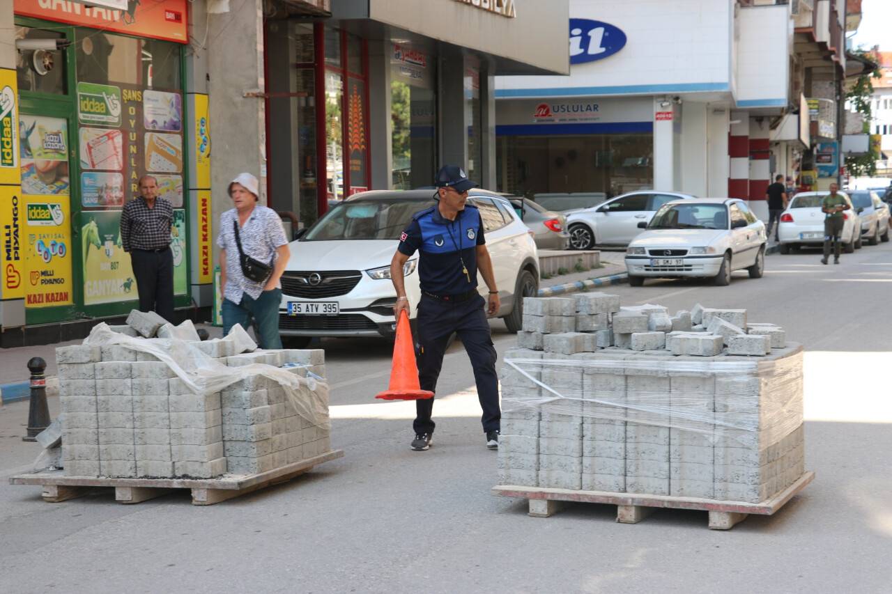 Zabıta ekipleri sıcak asfalt mesaisinde