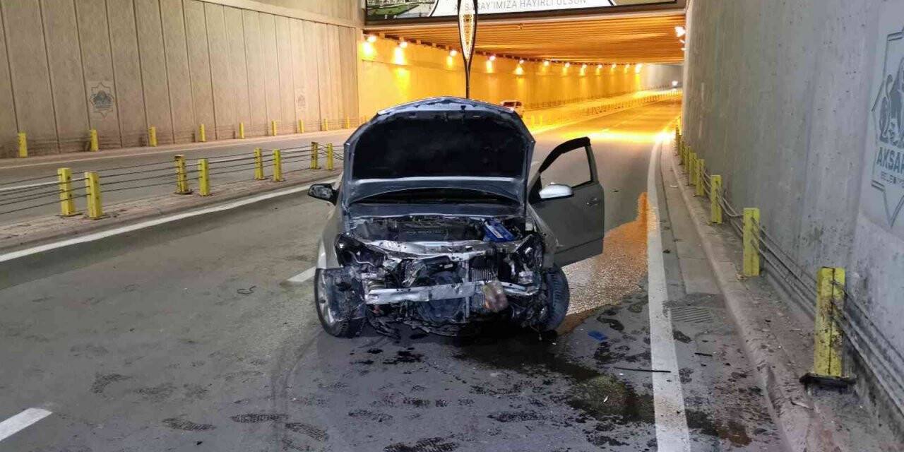 Kontrolden çıkan otomobil demir bariyerlere çarptı