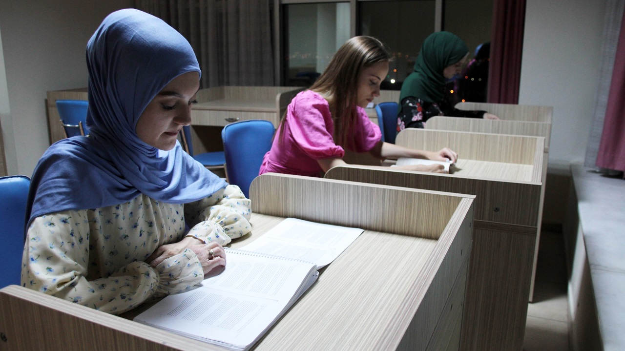 Biri ablasından diğeri dinlediği şarkıdan etkilenen Bosnalı genç kızlar Türkçe öğrendi