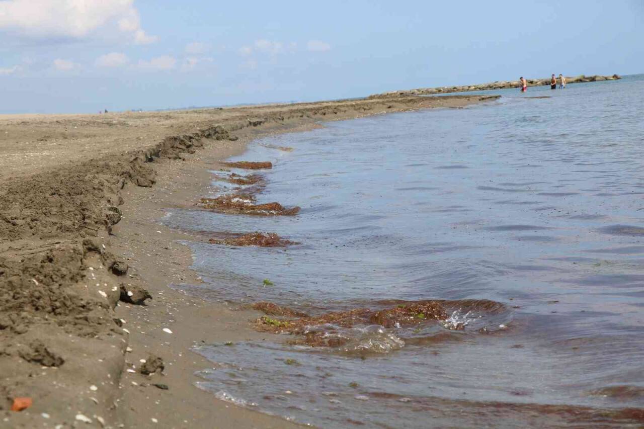 Karadeniz Samsun sahillerini yutmaya devam ediyor