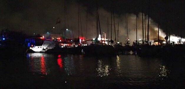 Sabaha karşı lüks yatlar cayır cayır yandı