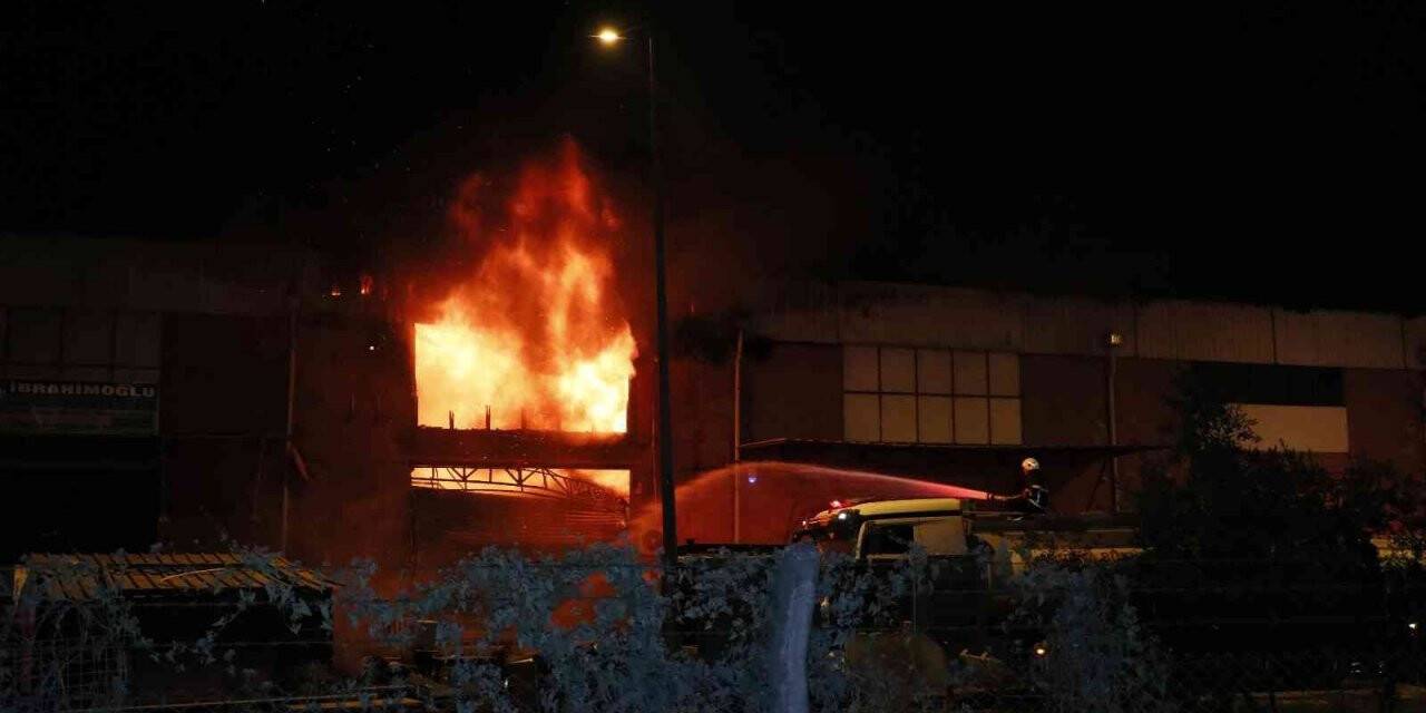 Motosiklet ve bisiklet yedek parça deposunda yangın: 2 yaralı