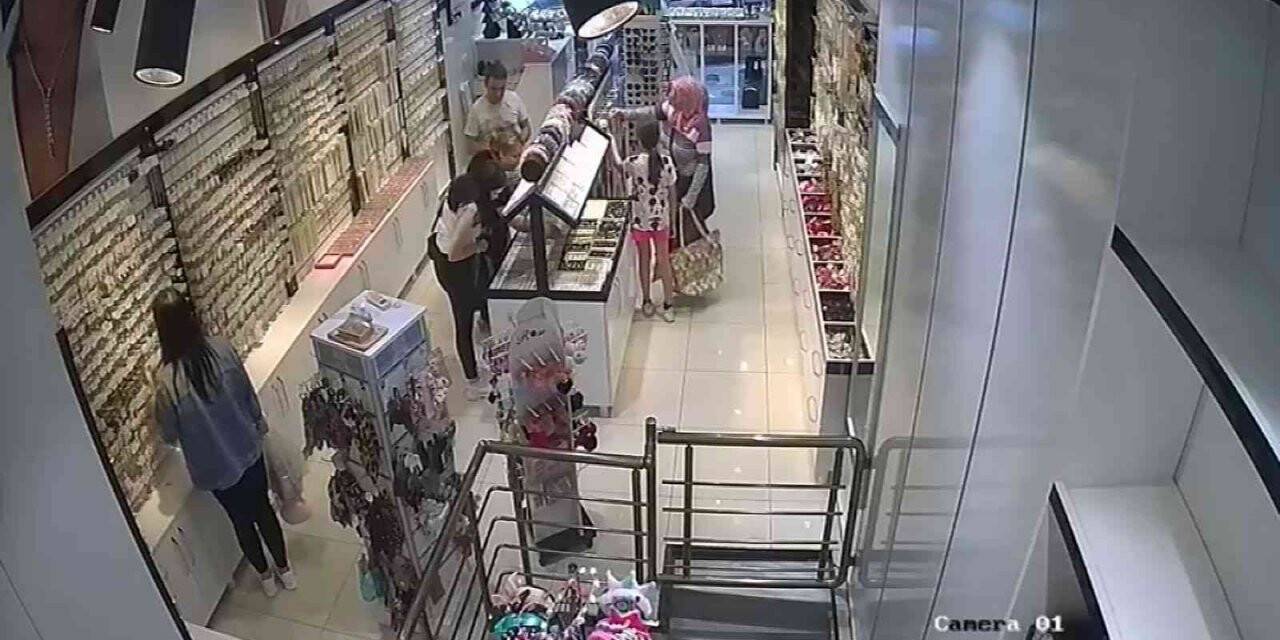 Arnavutköy’de küçük çocuğun alet edildiği hırsızlık güvenlik kamerasına yansıdı