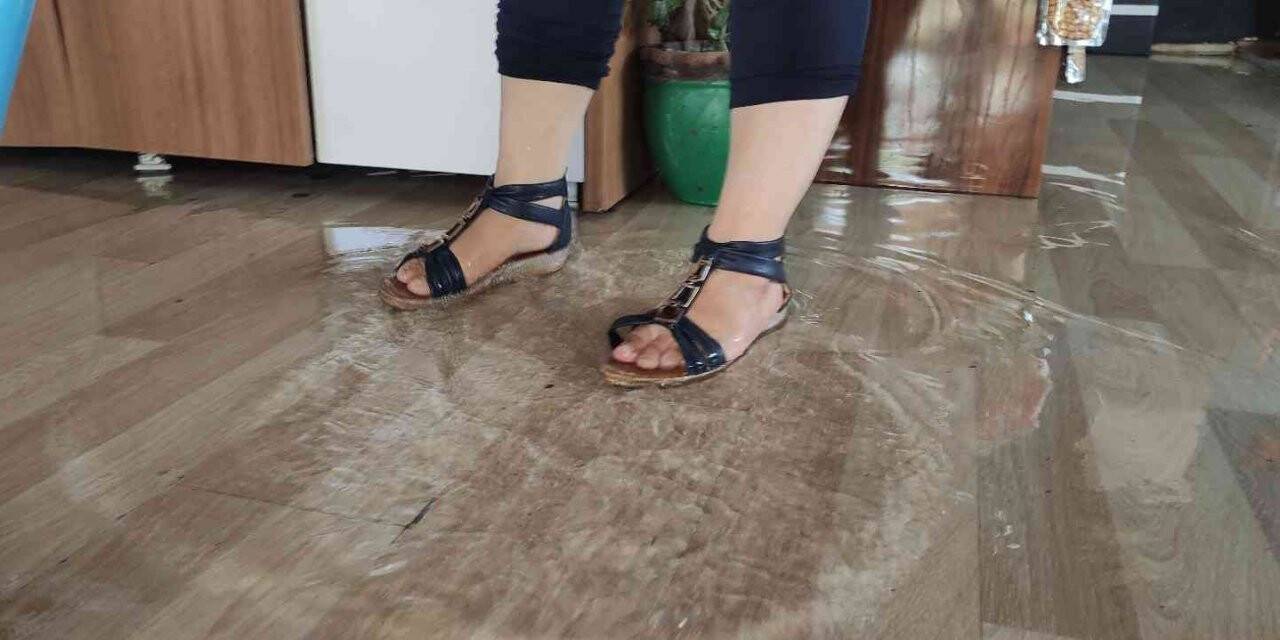 Hırsız su sayacını çaldı, iş yerini su bastı