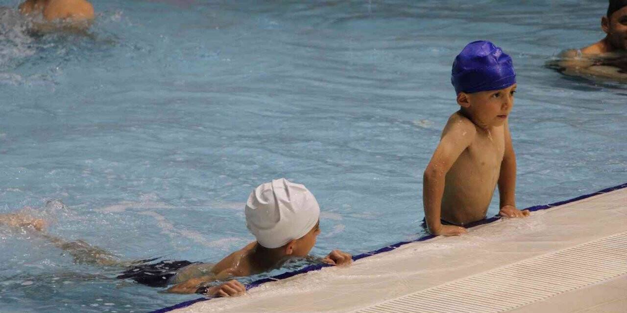 Gümüşhane’de köyden gelen çocuklar ilk defa havuzla tanıştı